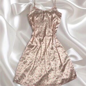 Feminine pink floral slip dress 💓